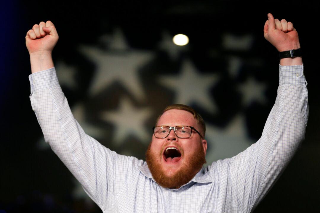 Democratic, GOP Races Tight as Iowa Kicks Off 2016 Voting