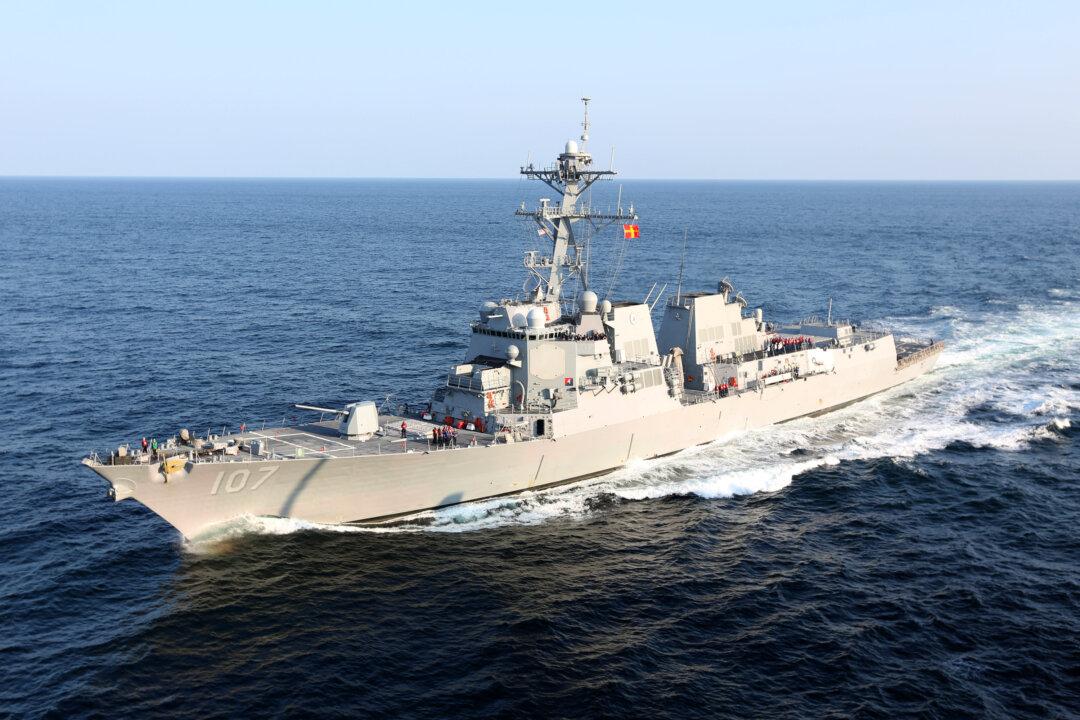 US Navy Ship Sails by China’s Man-Made Islands