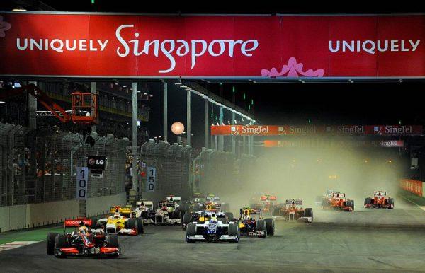 Lewis Hamilton (L) leads the pack at the start during the 2009 Formula 1 Singapore Grand Prix. (Christophe Archambault/AFP/Getty Images)