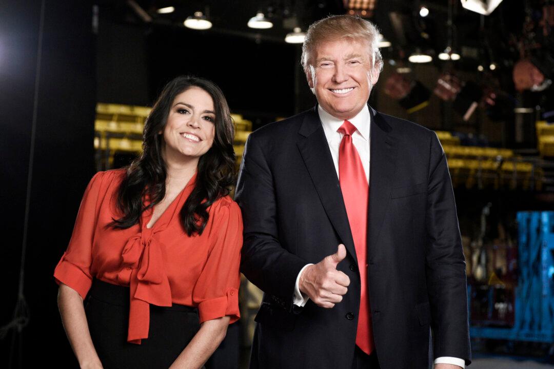 Hosting ‘SNL,’ Donald Trump Fends Off Mock Heckler