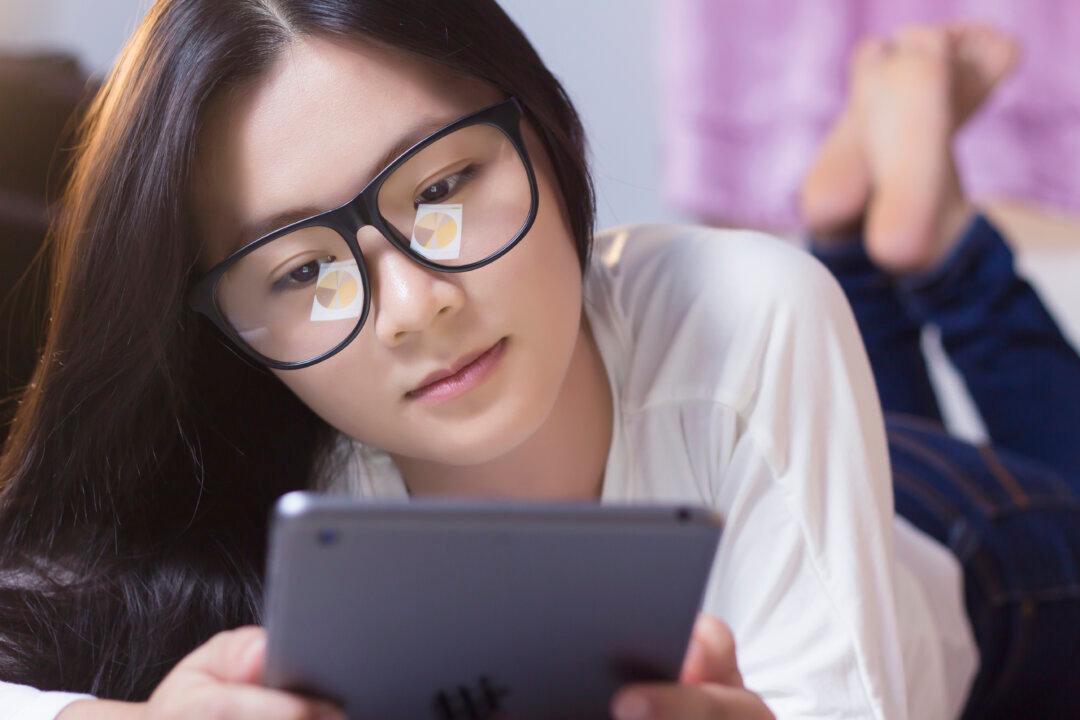 Teens Spend ‘Mind-Boggling’ Nine Hours a Day in Front of Screens, Researchers Find