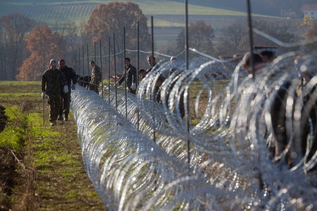 Slovenia Starts Building Migrant Fence at Border to Croatia