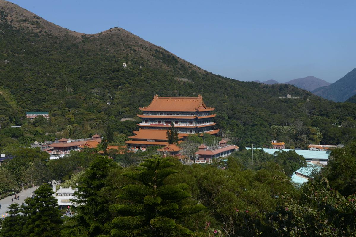 A Chief Monk Slanders Falun Gong and Falls Ill