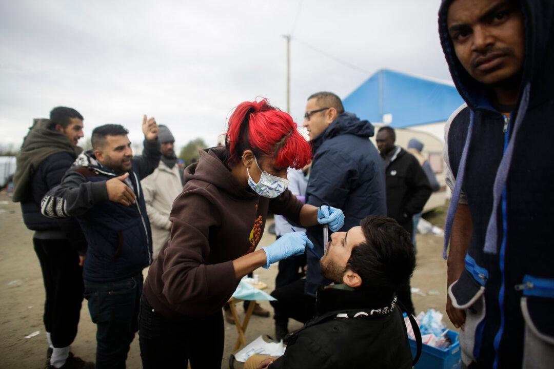 Volunteers Give Roadside Medical Care in Calais Migrant Camp
