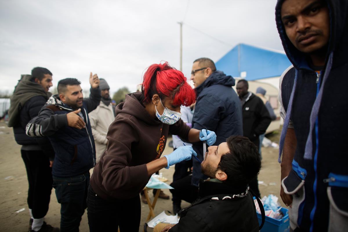 Volunteers Give Roadside Medical Care in Calais Migrant Camp
