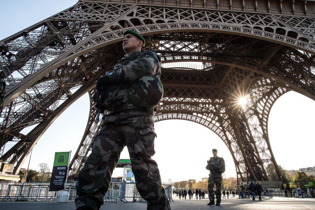 France Seeks EU Security Aid, Launches New Airstrikes on ISIS