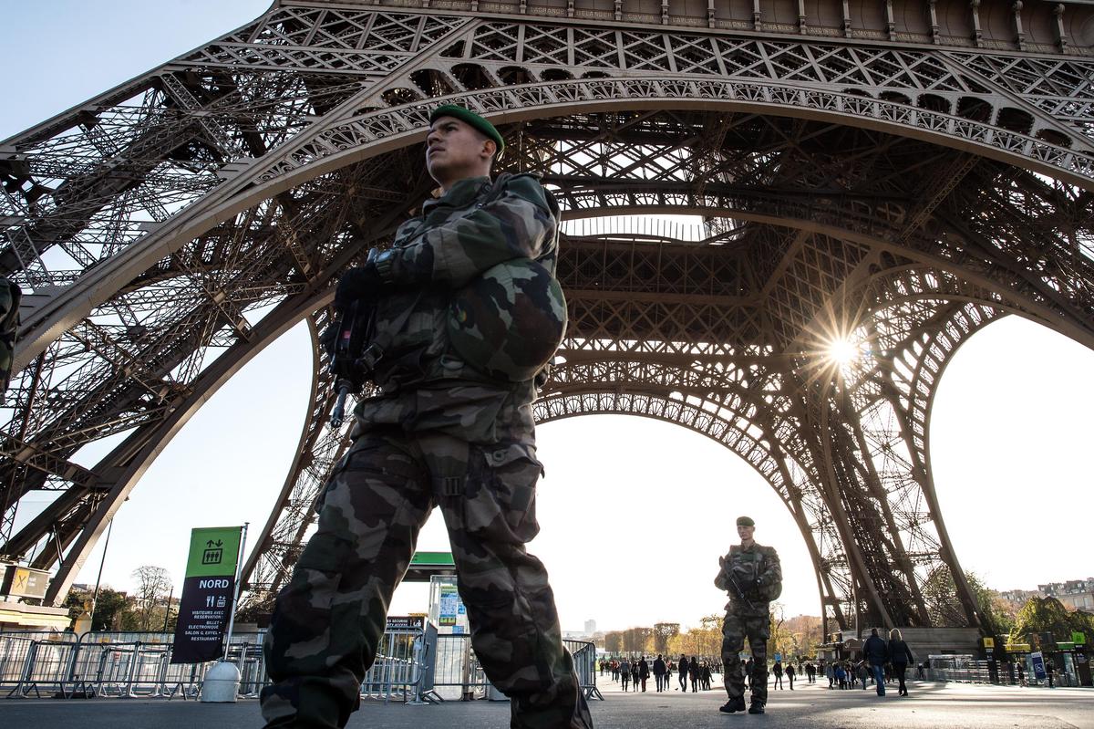 France Seeks EU Security Aid, Launches New Airstrikes on ISIS