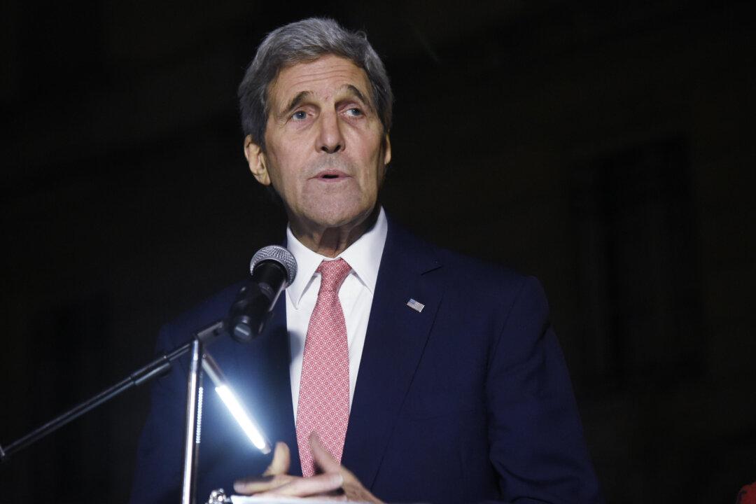 Kerry in Paris to Show US Support for France After Attacks