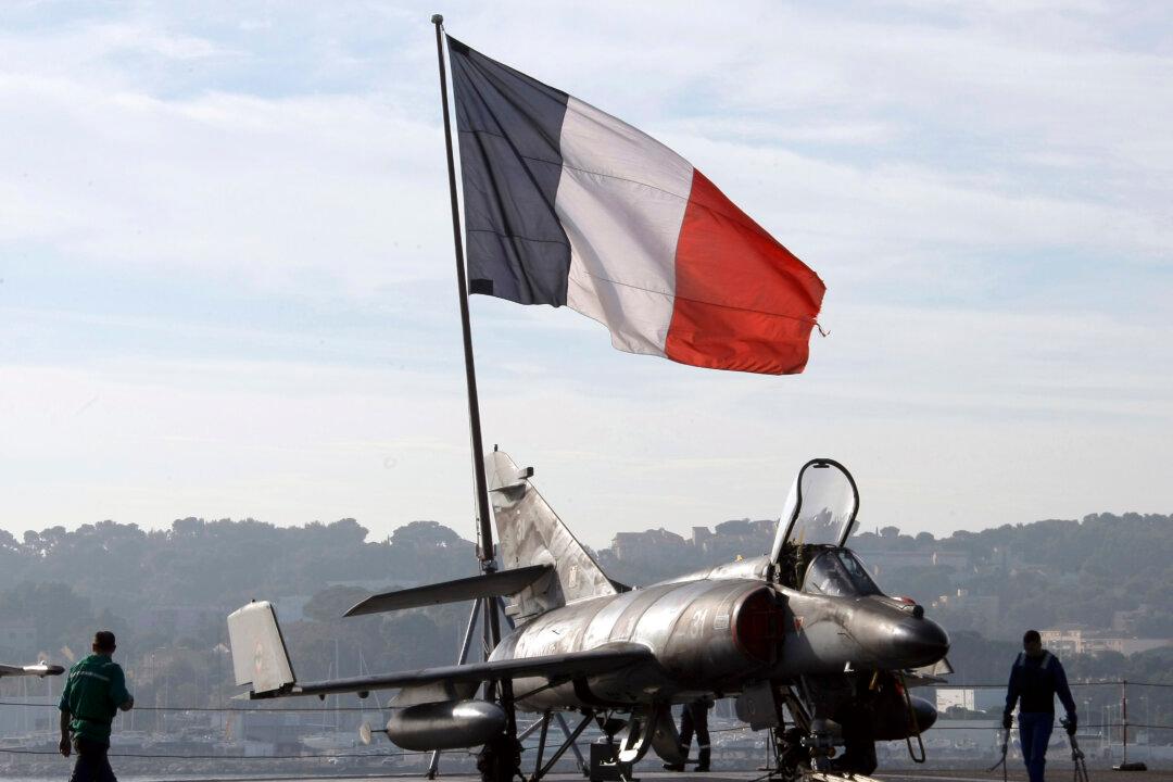 French Carrier Charles de Gaulle Launches First Missions Against ISIS in Iraq and Syria
