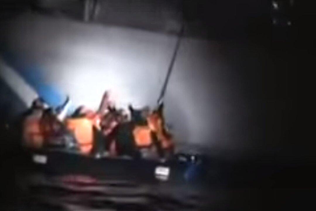 Greece Denies Coast Guard Deliberately Tried to Sink Syrian Refugee Raft