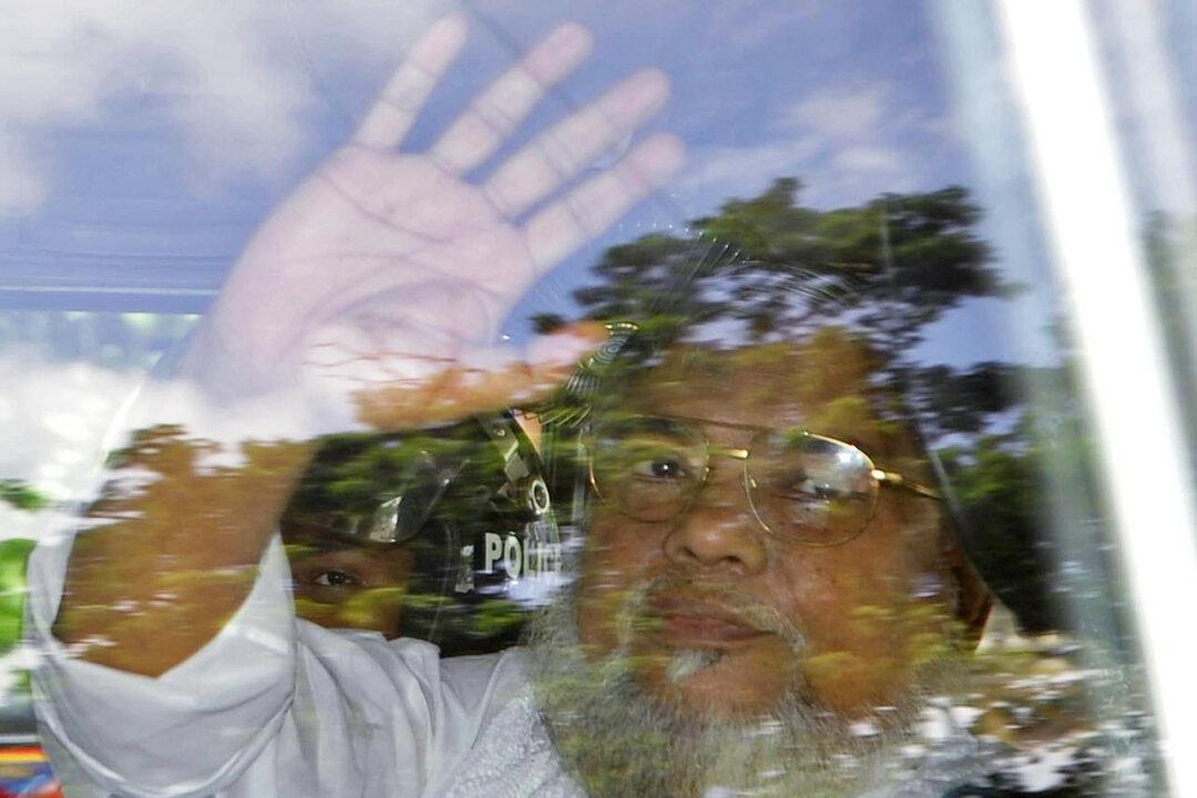 Bangladesh Executes 2 Opposition Leaders for War Crimes