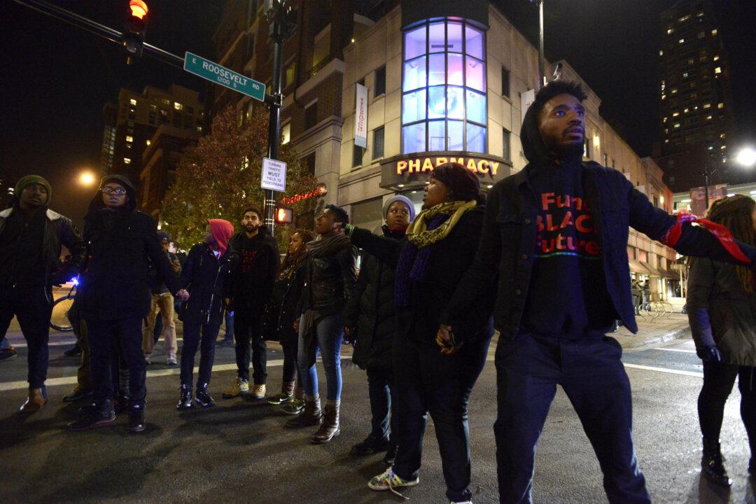 Protesters to Target Chicago Shopping Area on Black Friday
