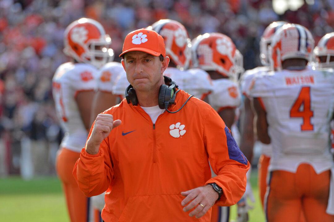 Swinney: No. 1 Clemson Won’t Be Awed by Title Game