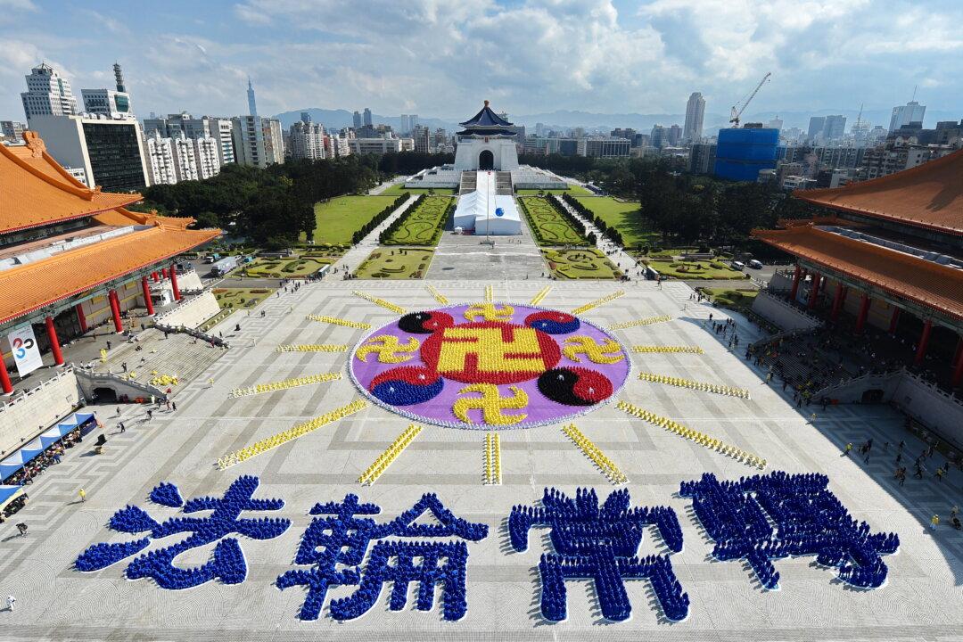 Solemn Falun Emblem Formed by 6,300 Falun Gong Practitioners in Taiwan