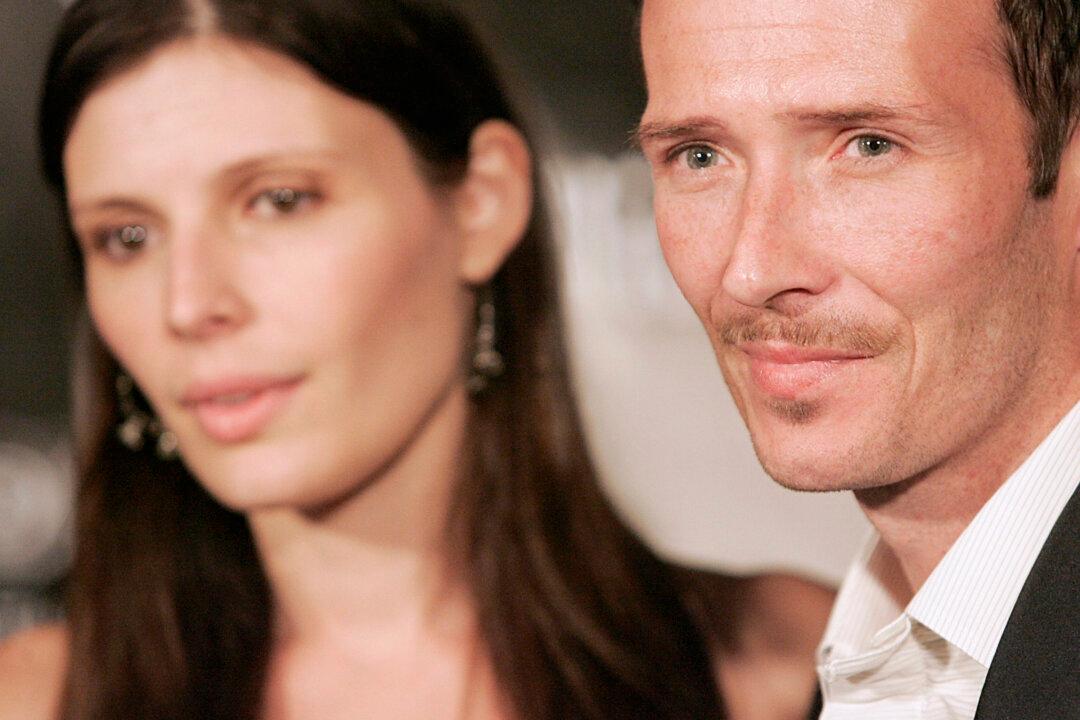 Ex-wife of Scott Weiland Pens Open Letter Asking People Not to Glorify His Tragic Death