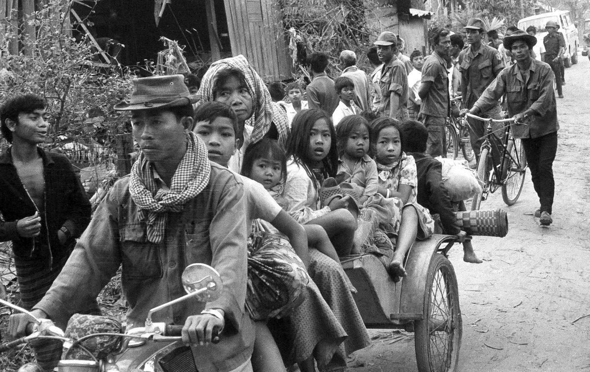 Cambodians flee Khmer Rouge insurgents during artillery shelling of Phnom Penh on Jan. 28, 1974. (AP Photo)