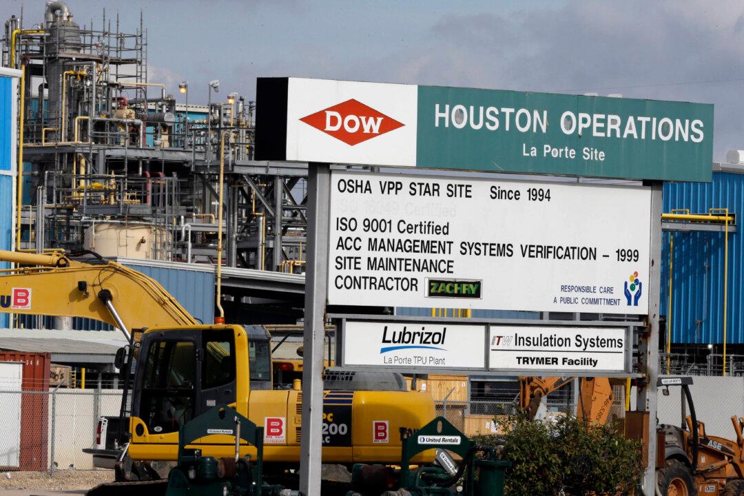 DuPont, Dow Chemical Seek Merger, Then 3-Way Split