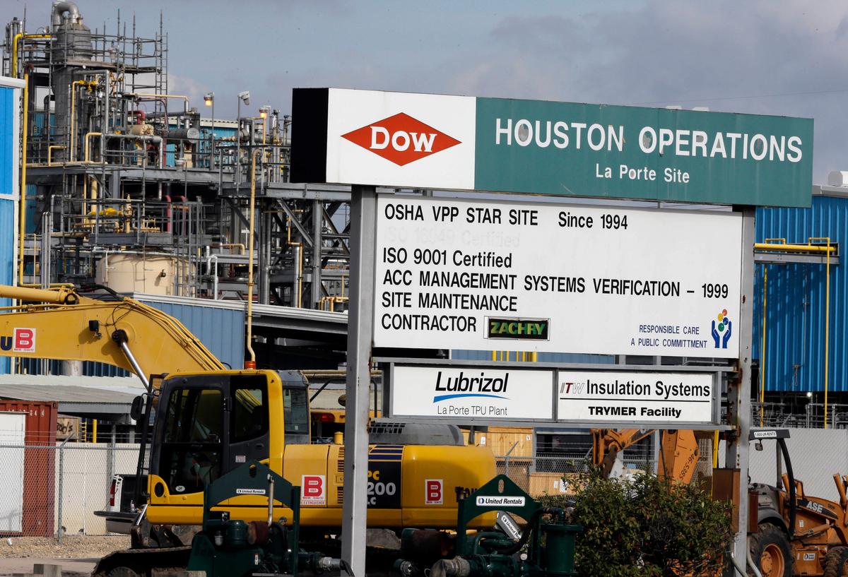 DuPont, Dow Chemical Seek Merger, Then 3-Way Split