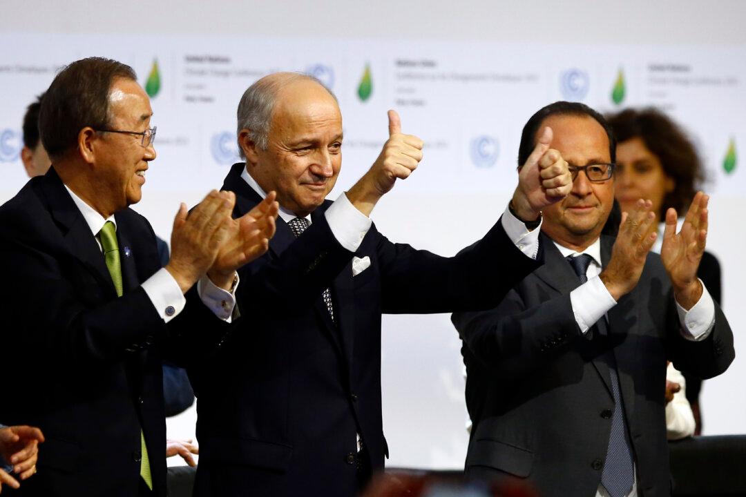 Historic Pact to Slow Global Warming Is Celebrated in Paris