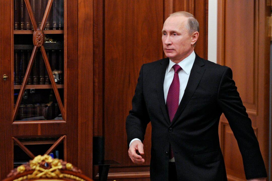 Russian President Putin’s ‘Distinct’ Way of Walking Could Be Result of Weapons Training