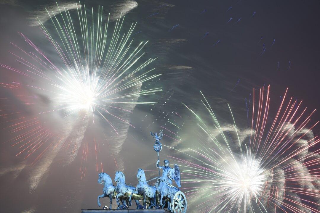 Despite Fears and Huge Fire, New Year’s Celebrations Roll On