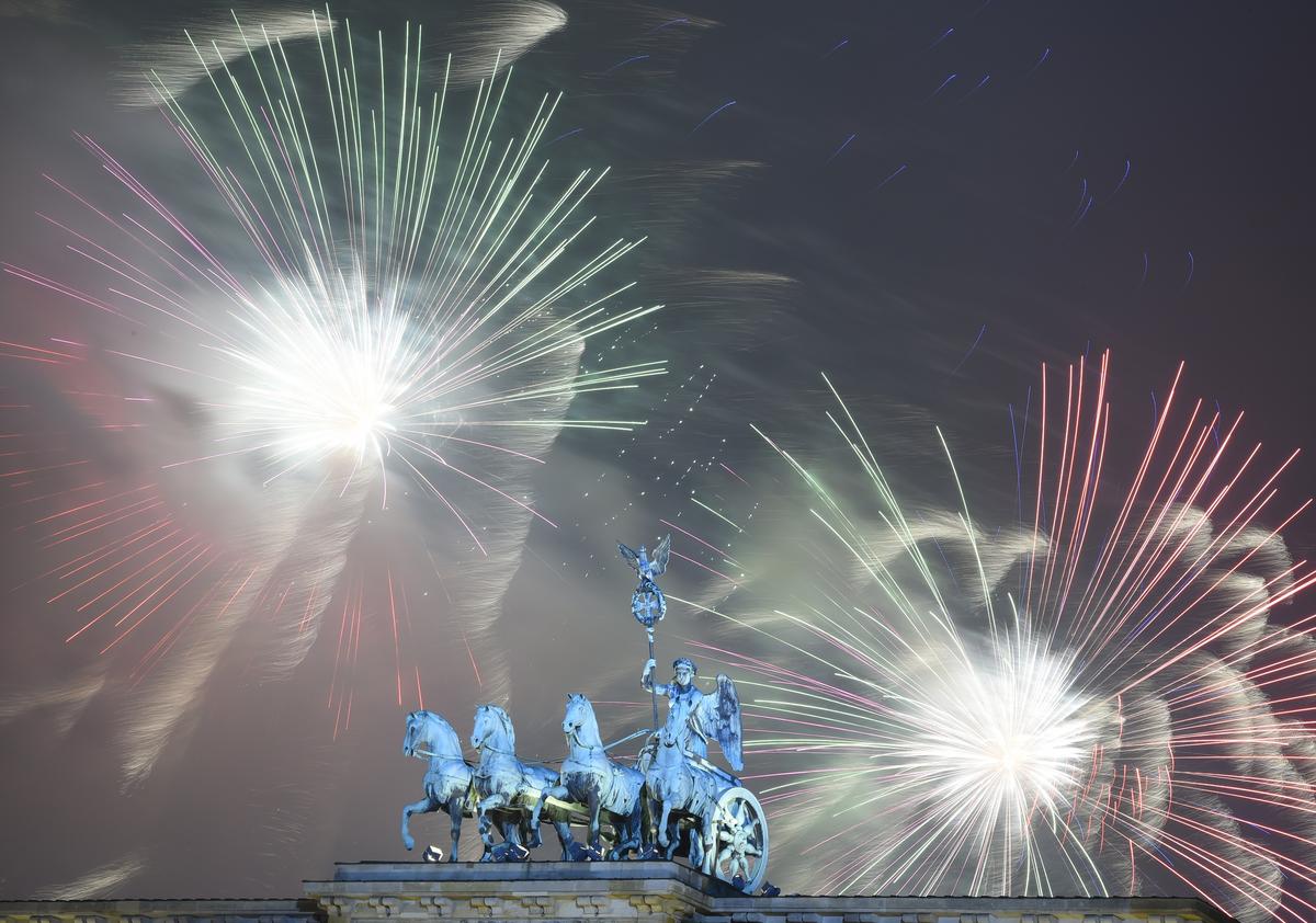 Despite Fears and Huge Fire, New Year’s Celebrations Roll On