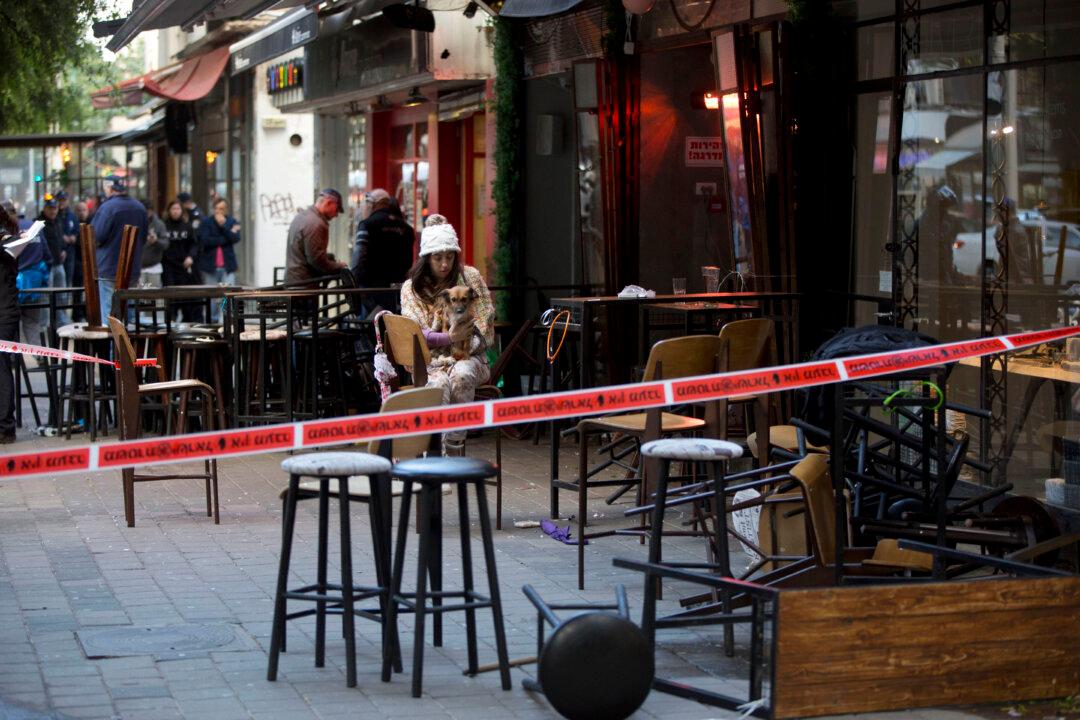 Gunman Kills 2 at Bar in Tel Aviv; Manhunt Underway
