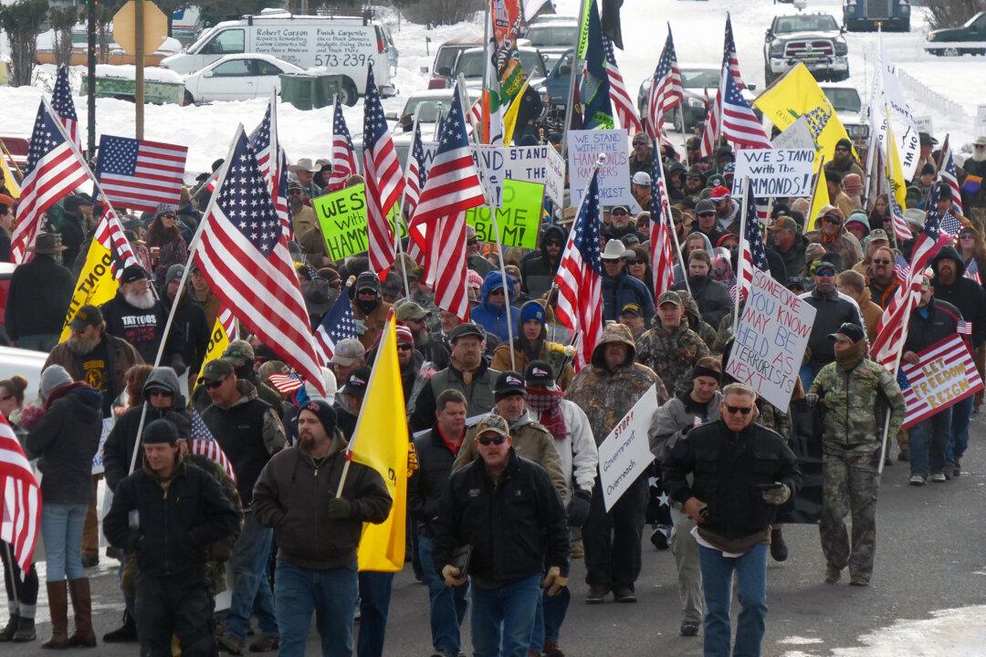 Clive Bundy Sons Lead Armed Group in Occupying Malheur National Wildlife Refuge Building