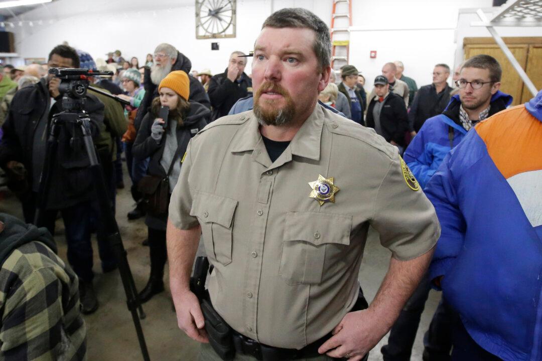 Cheers for Sheriff Who Tells Armed Group to ‘Go Home’