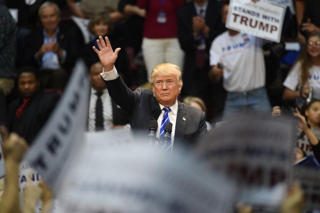 Muslim Woman Attends Trump Rally, but After She Stood up Security Moved In...