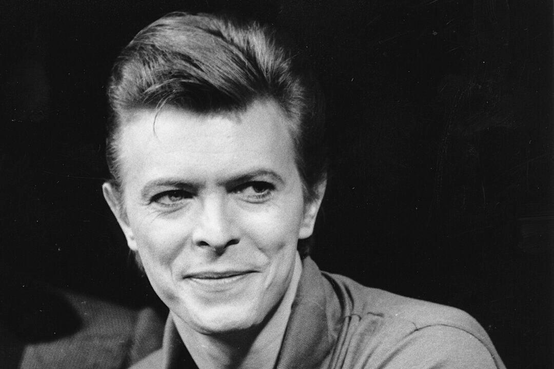 Remember David Bowie’s Life and Work in Extensive Photo and Video Gallery