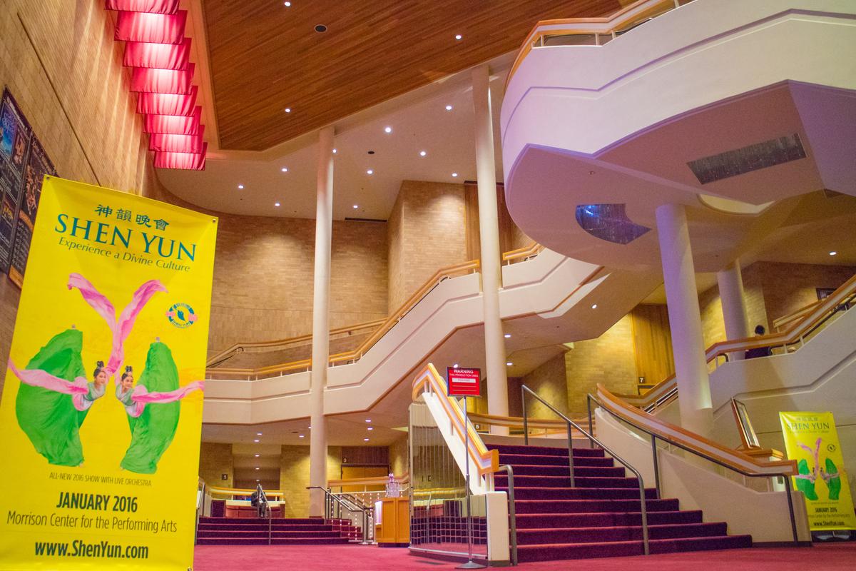 Audience Moved to Tears by Soul-Stirring Erhu and Enchanting Mini-Dramas