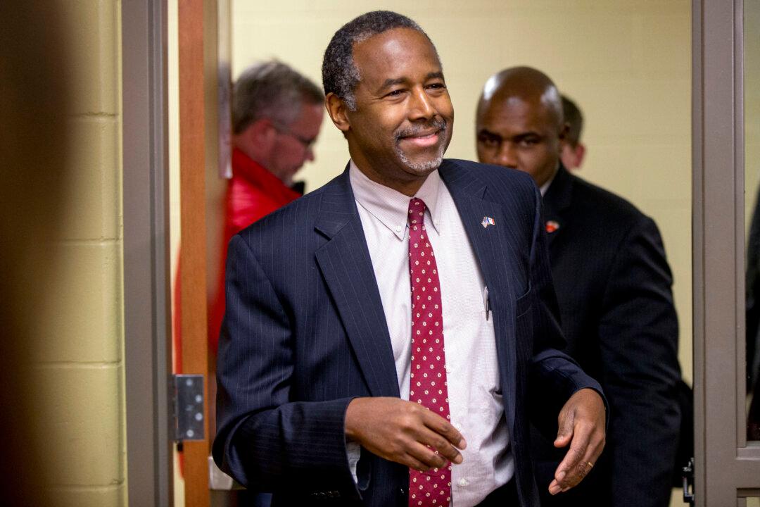 Presidential Candidate Ben Carson Returns to Campaign Trail Following Volunteer’s Death