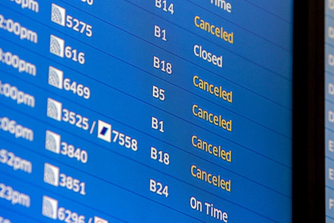 Airlines Start to Cut Monday Service in Wake of Snowstorm
