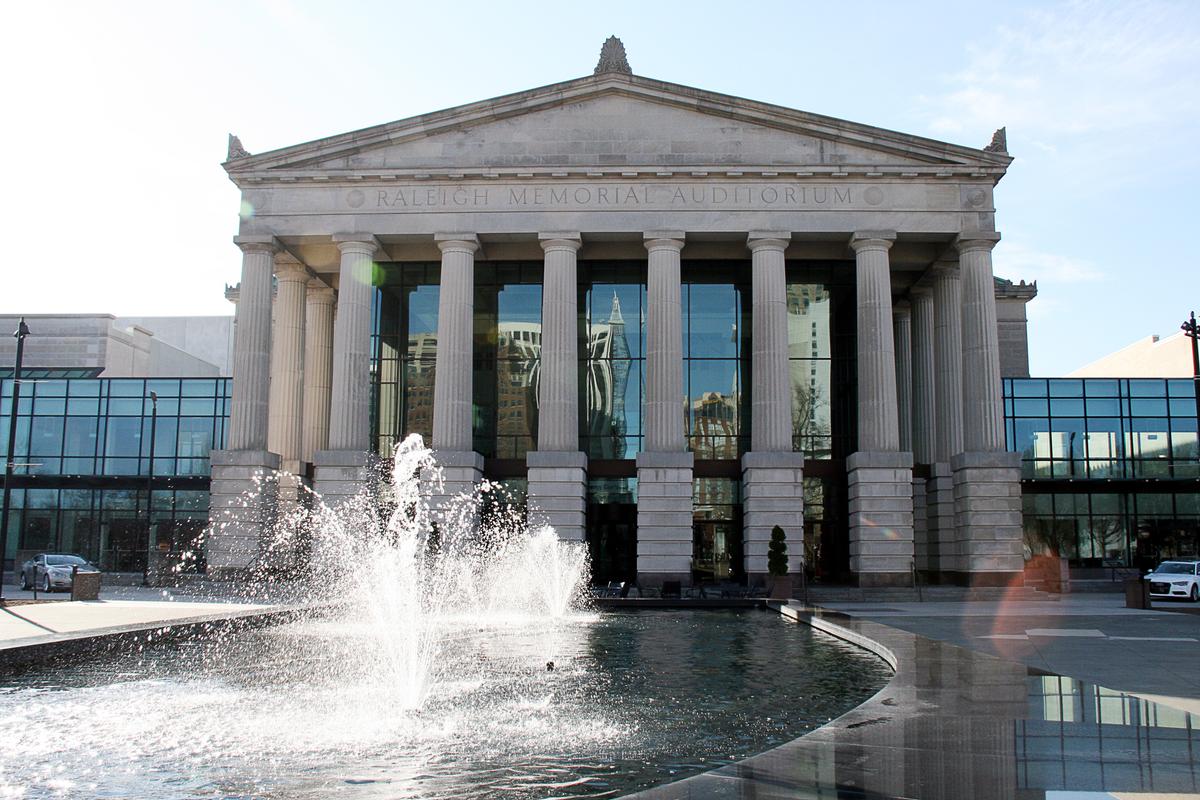 Shen Yun Inspires Goodness and Dedication, Teacher Says