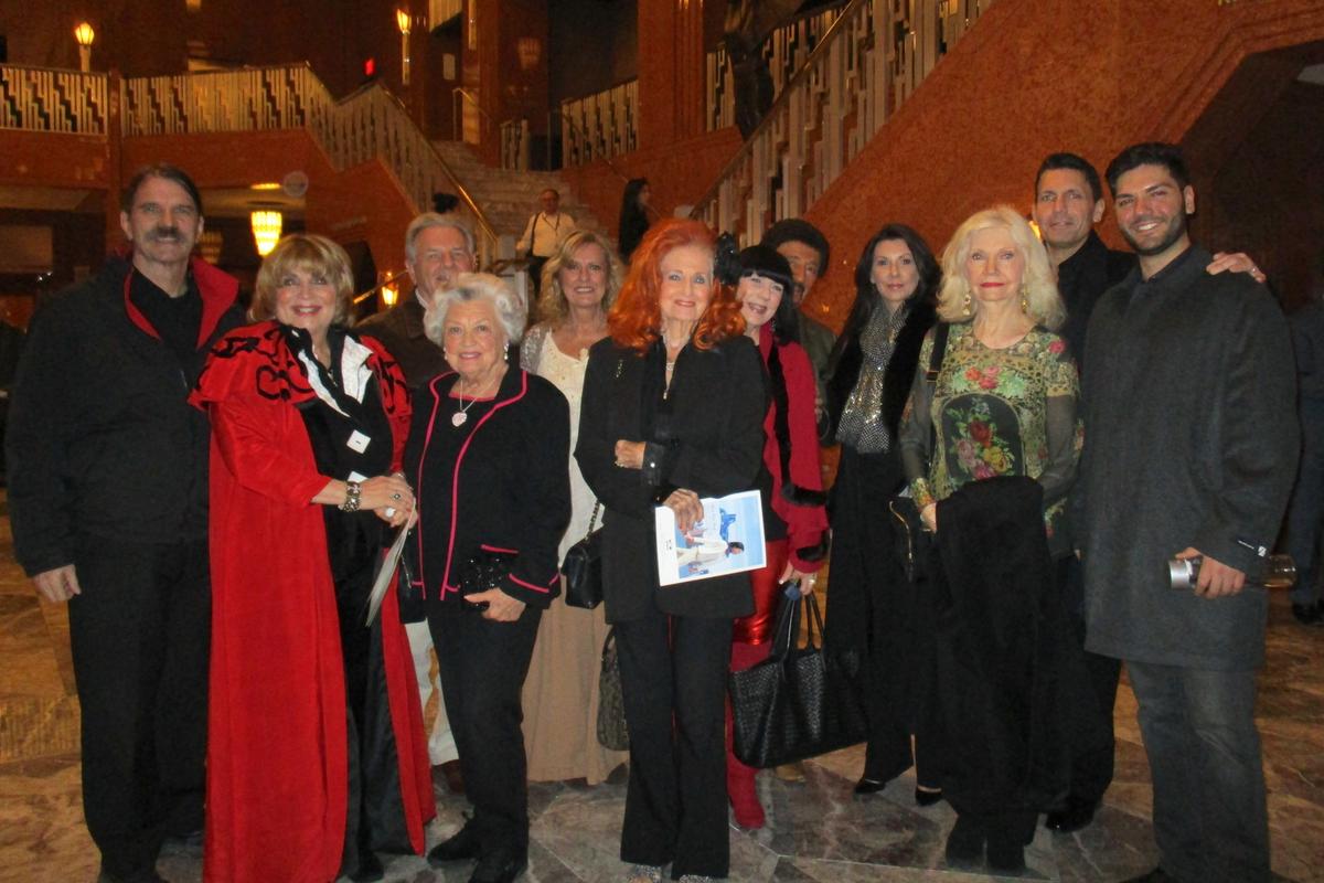 Shen Yun Inspires Former Showgirl to Bring 14 Friends