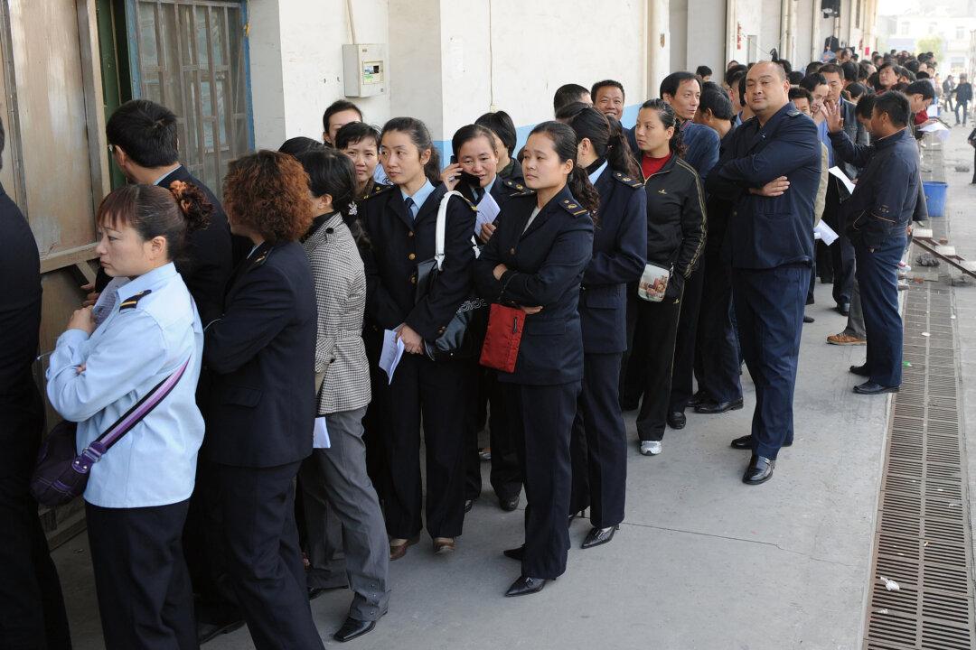 Watch: Chinese Woman Screams Down Scammers in a Beijing Hospital