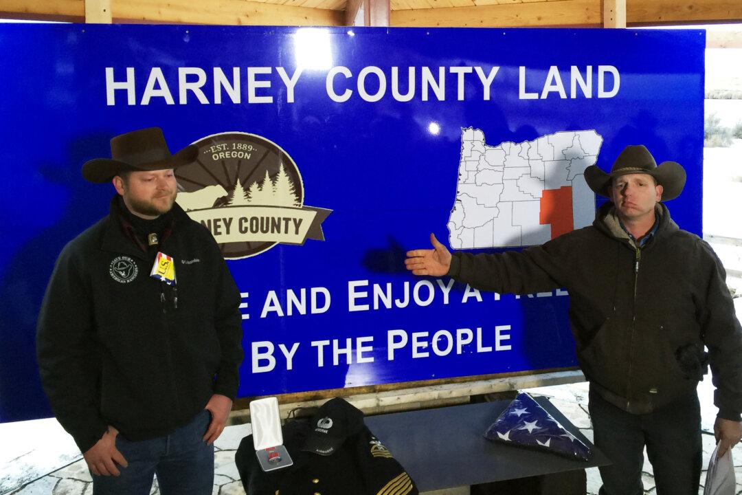 Journalists Back Away From Oregon Militia Standoff as FBI Surrounds Buildings: ‘It’s Not Safe’