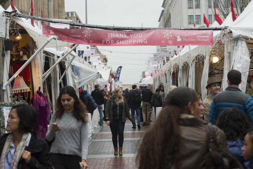 US Consumer to Help Economy Stave Off Recession Threat