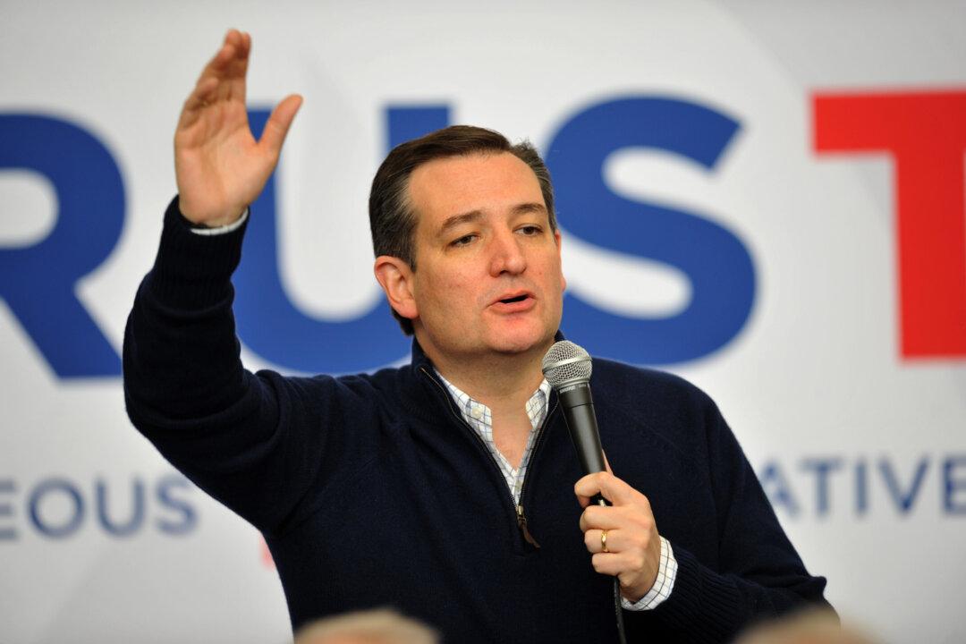 Cruz Tops Trump in Iowa; Clinton, Sanders in Tight Dem Race