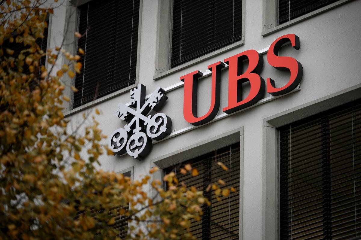 UBS Bank Shares Plunge as Rich Investors Withdraw Money