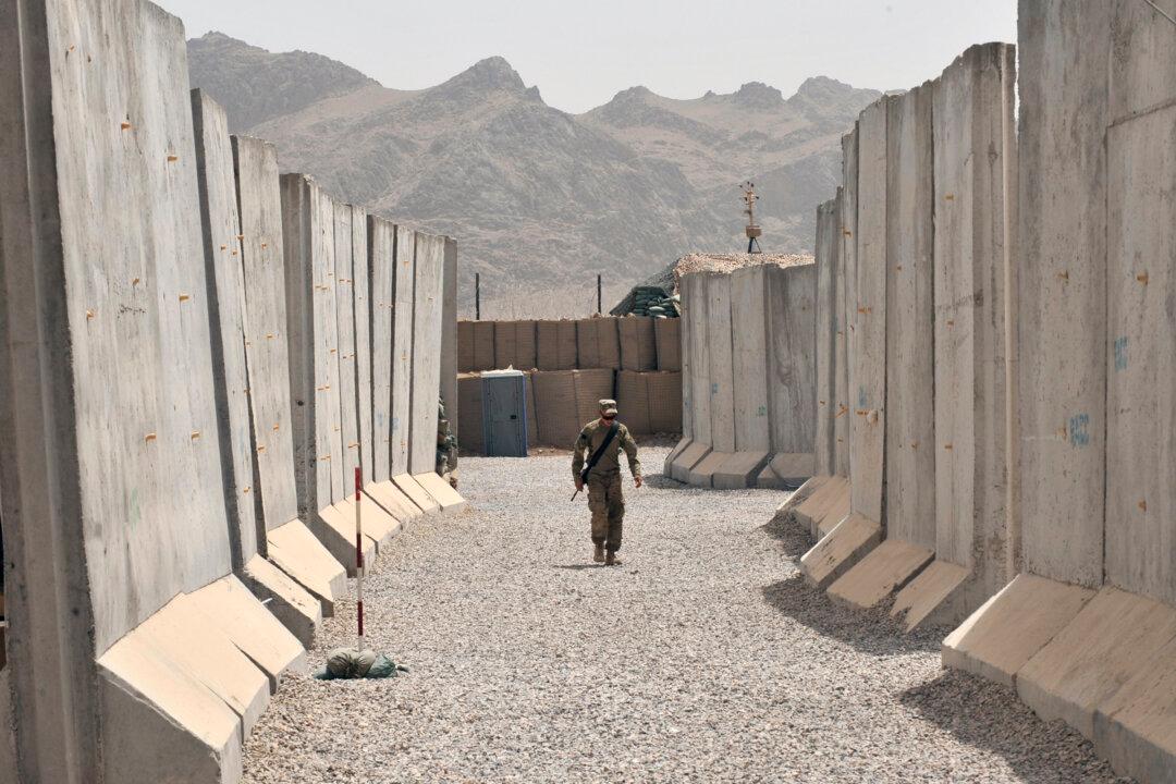 Iraq Building Wall, Trench Around Capital