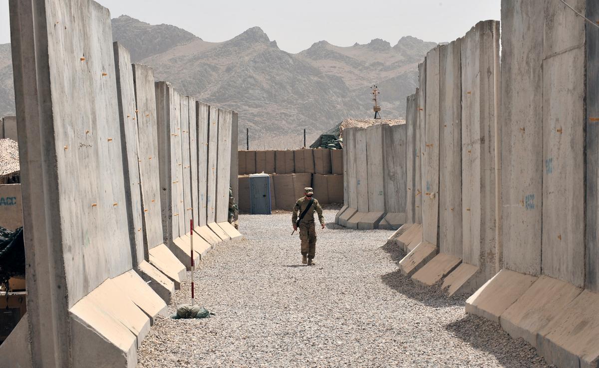 Iraq Building Wall, Trench Around Capital