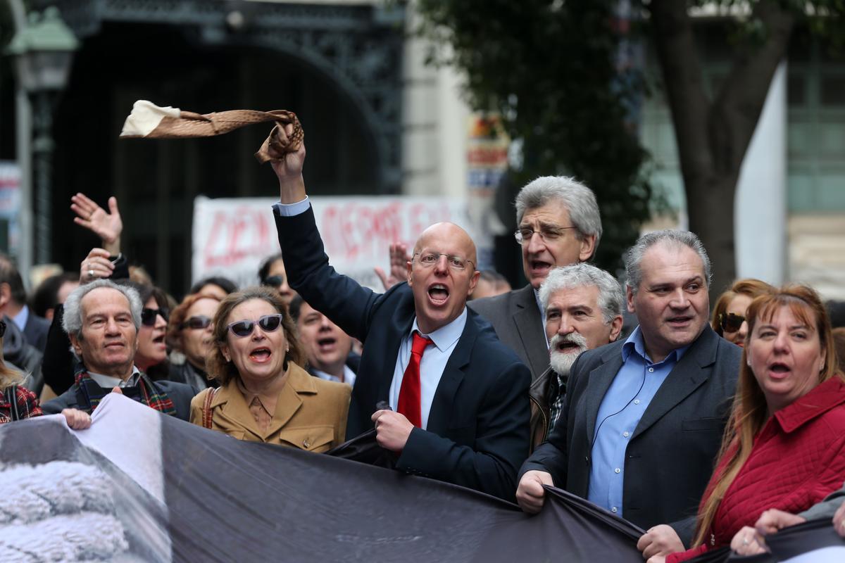 40,000 Protest Pension Reform as General Strike Grips Greece