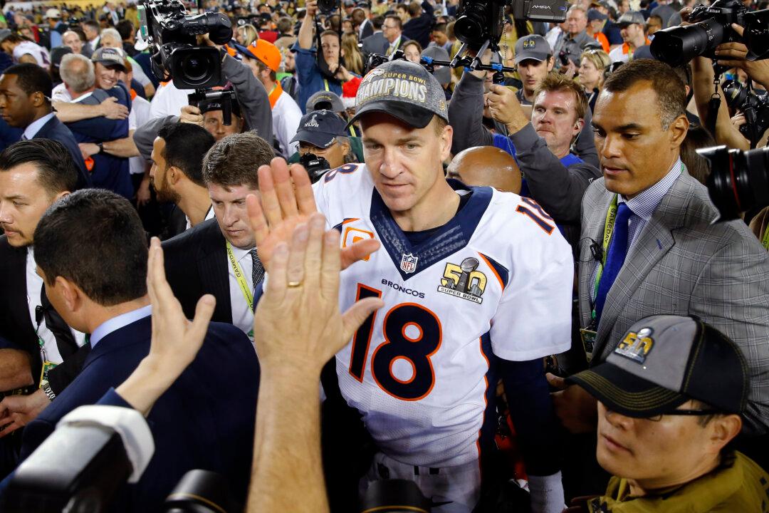 Manning Rides Off With a Win in What Could Be Final Game of Career (Photos)
