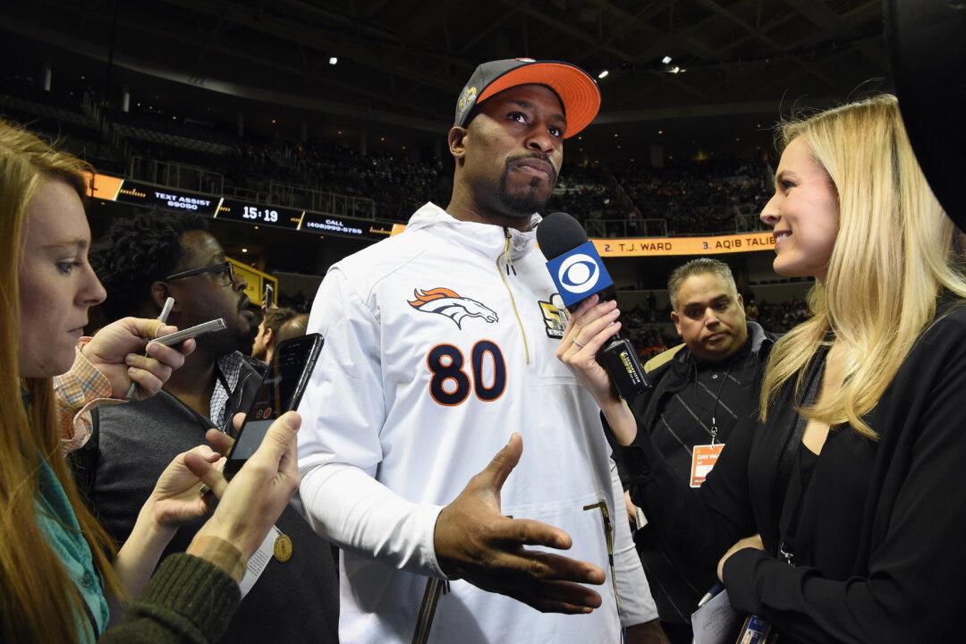 Broncos Tight End Vernon Davis Surprises 18-Year-old Cancer Patient With Super Bowl Tickets