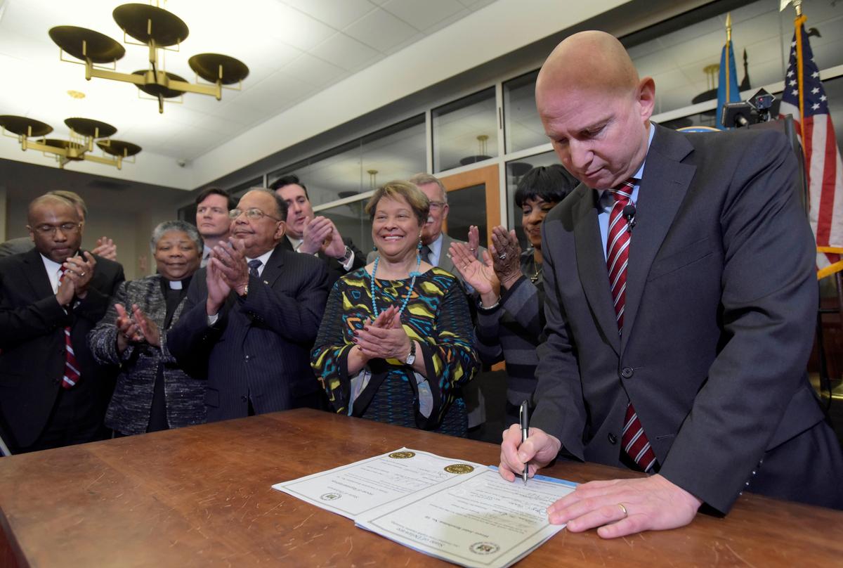 Delaware Governor Signs Resolution Apologizing for Slavery