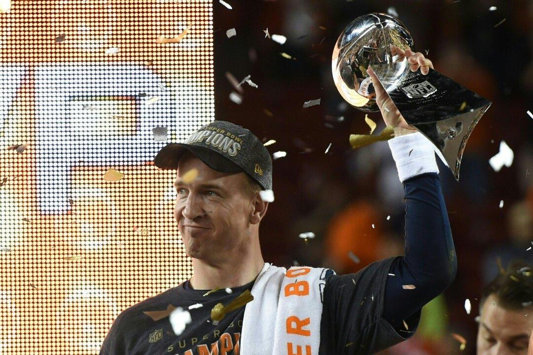 Watch: Peyton Manning and Magic Johnson Play Egg Russian Roulette on ‘The Tonight Show’ With Jimmy Fallon