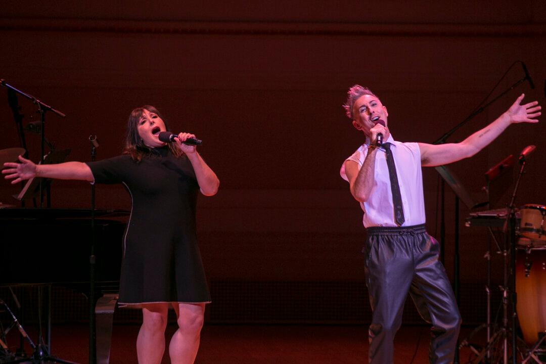 Alan Cumming Connects With a Sold-Out Crowd at Carnegie Hall