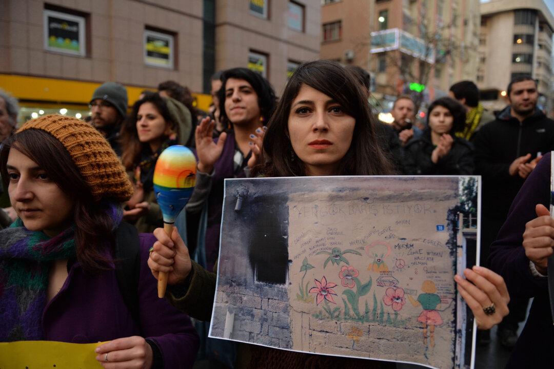 Opposition Activists Say Turkey Shelling Kurds in Syria